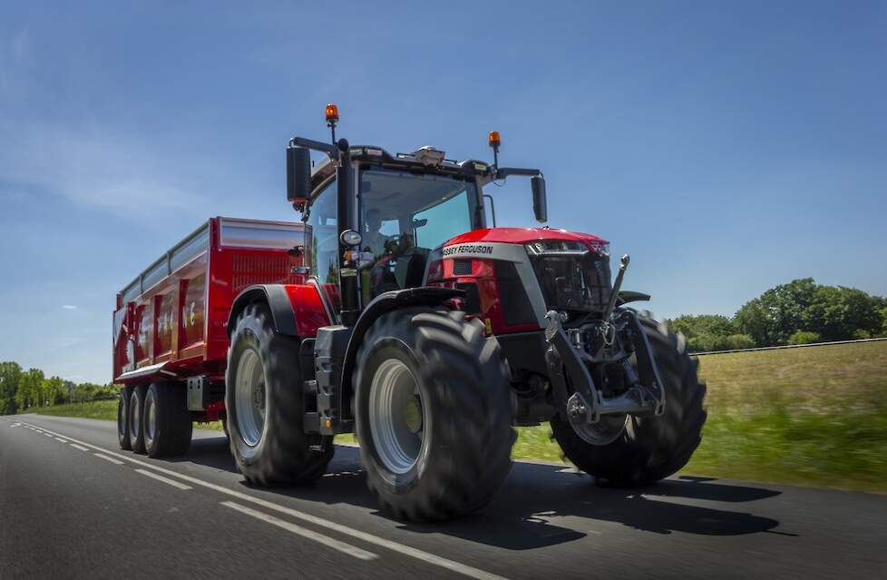 MF 8s kipper op de weg